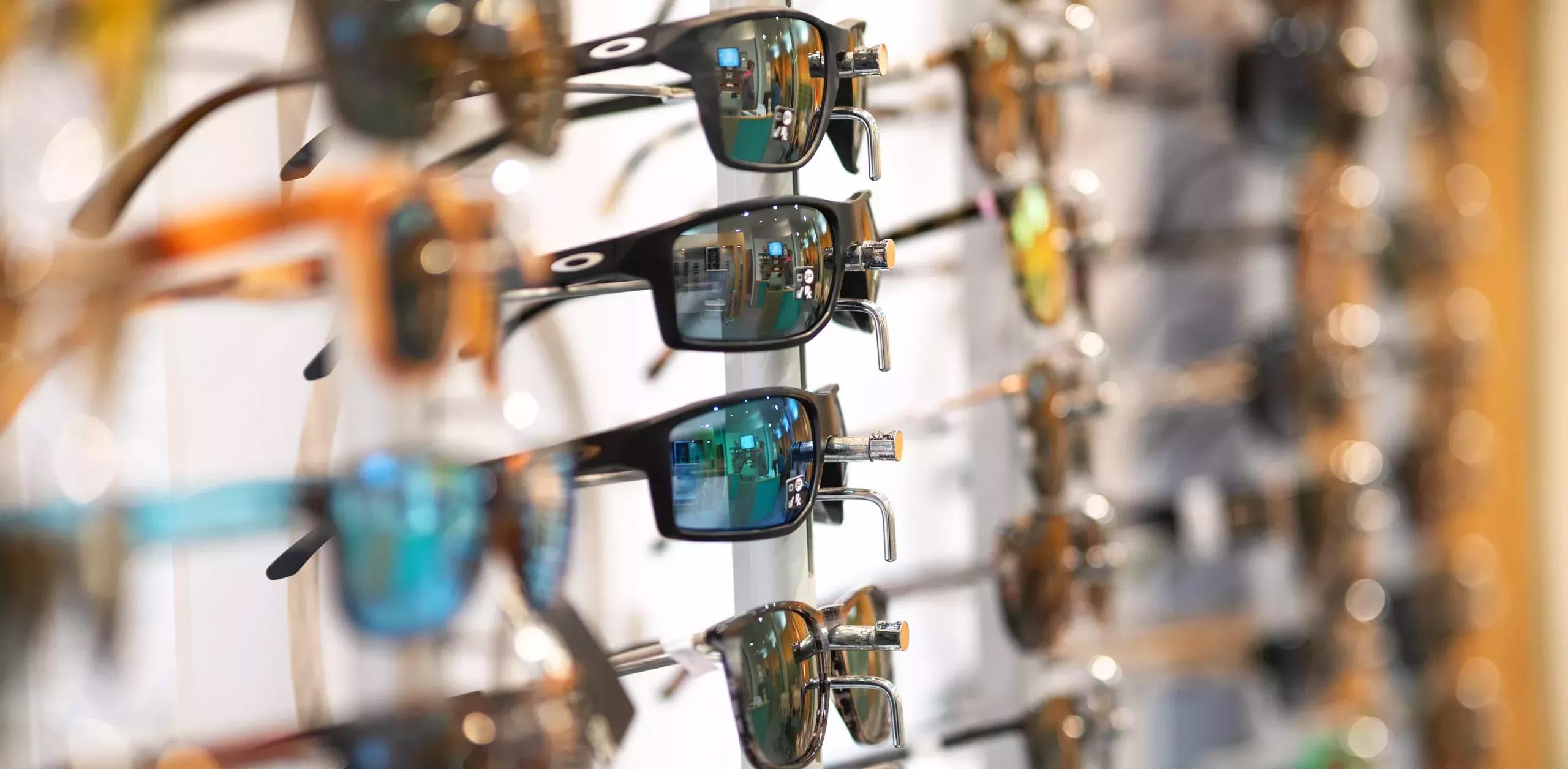 Viele Sonnenbrillen zur Auswahl an der Wand