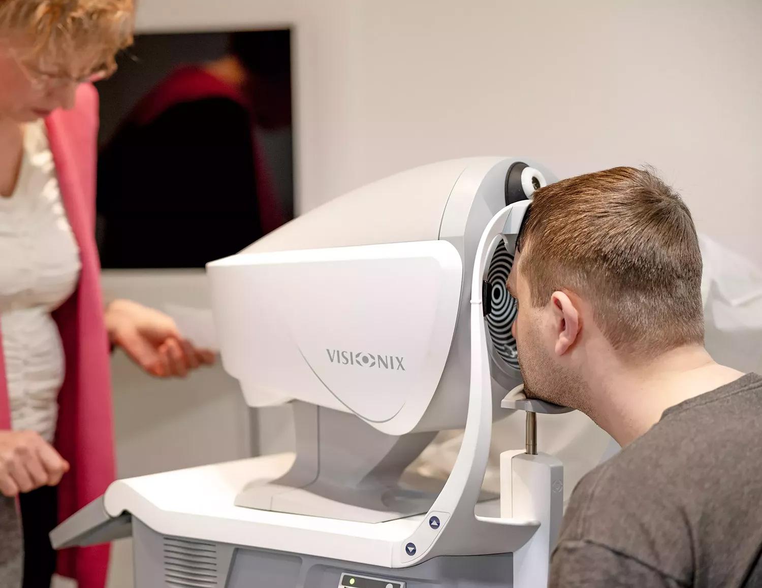 VisionX Person beim Sehtest