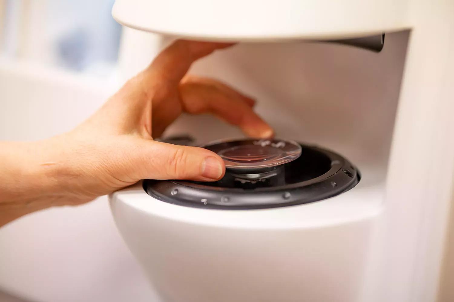 Glasbearbeitung Person beim Sehtest