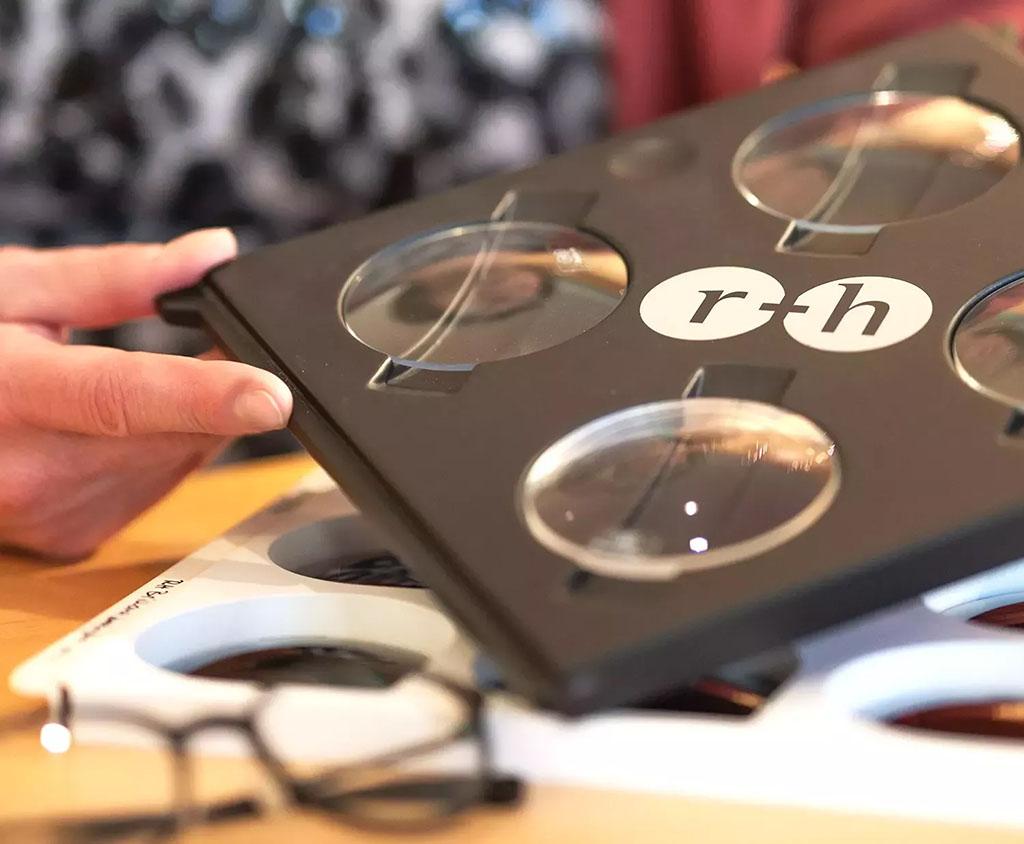 4 r&h Brillenglasrohlinge auf einem schwarzen Präsentiertablett