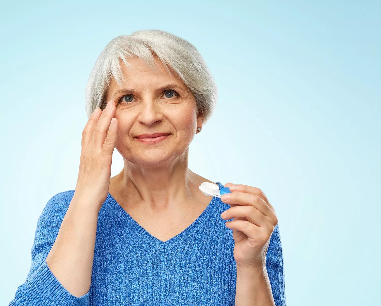 kontaktlinsen-mulitfokal Person beim Sehtest